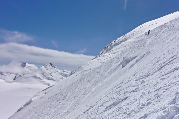 Skitourengeher auf dem Weg zum Alphubel 